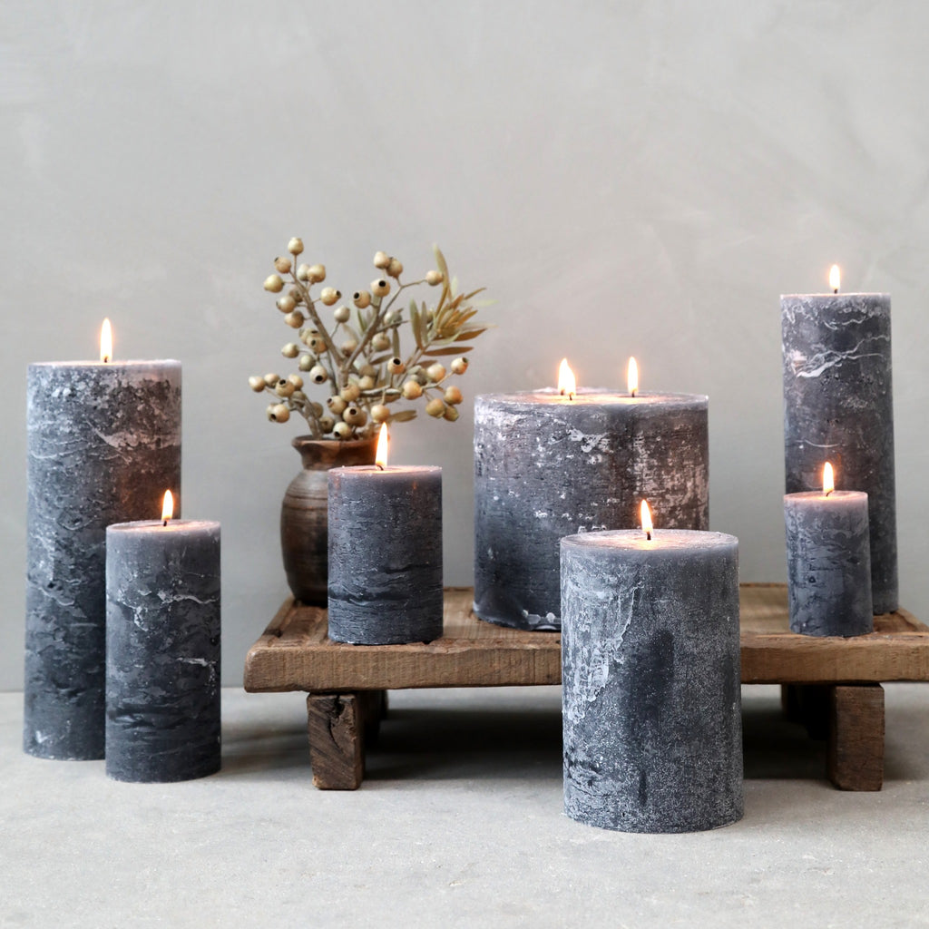 Žvakė Macon Rustic Pillar Coal, 210 val., H35 cm